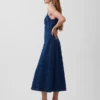 Robe mi-longue en denim à coutures apparentes et fermeture éclair sur le devant