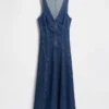 Robe mi-longue en denim à coutures apparentes et fermeture éclair sur le devant