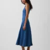 Robe mi-longue en denim à coutures apparentes et fermeture à glissière sur le devant