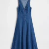 Robe mi-longue en denim à coutures apparentes et fermeture à glissière sur le devant