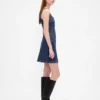 Robe mini en denim à coutures apparentes et boutons sur le devant