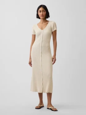 Robe-pull longue en maille côtelée à boutons sur le devant