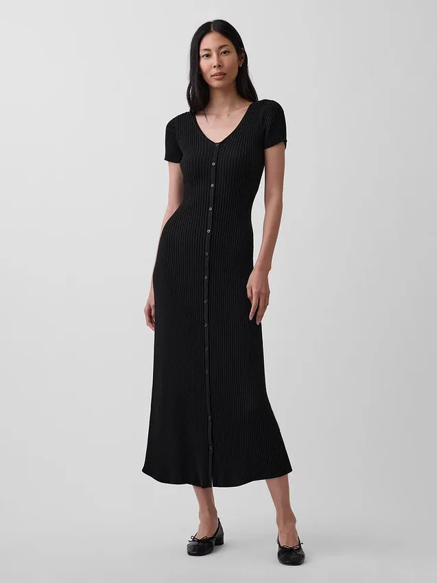 Robe-pull longue en maille côtelée à boutons sur le devant