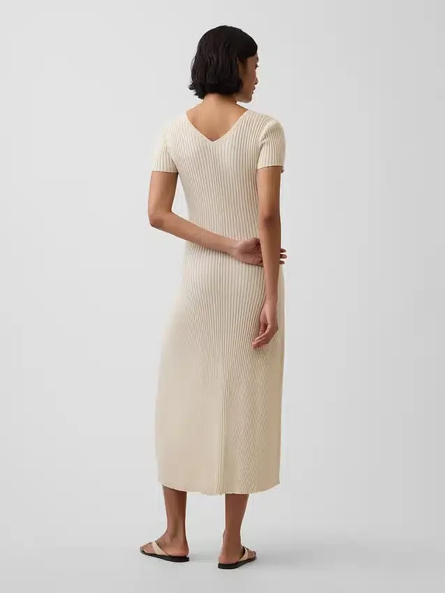 Robe-pull longue en maille côtelée à boutons sur le devant