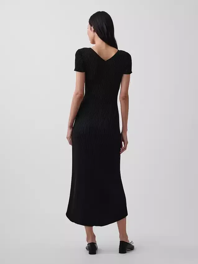 Robe-pull longue en maille côtelée à boutons sur le devant