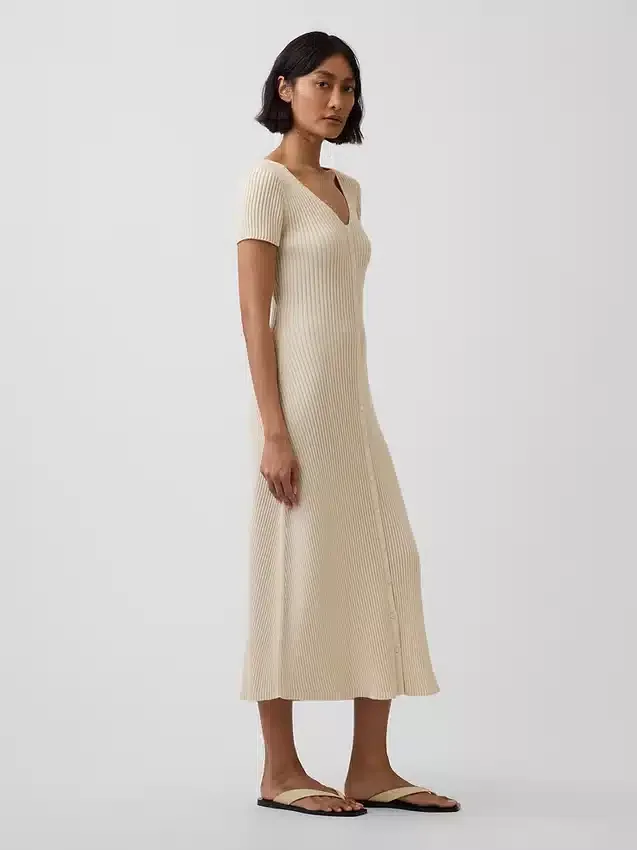 Robe-pull longue en maille côtelée à boutons sur le devant