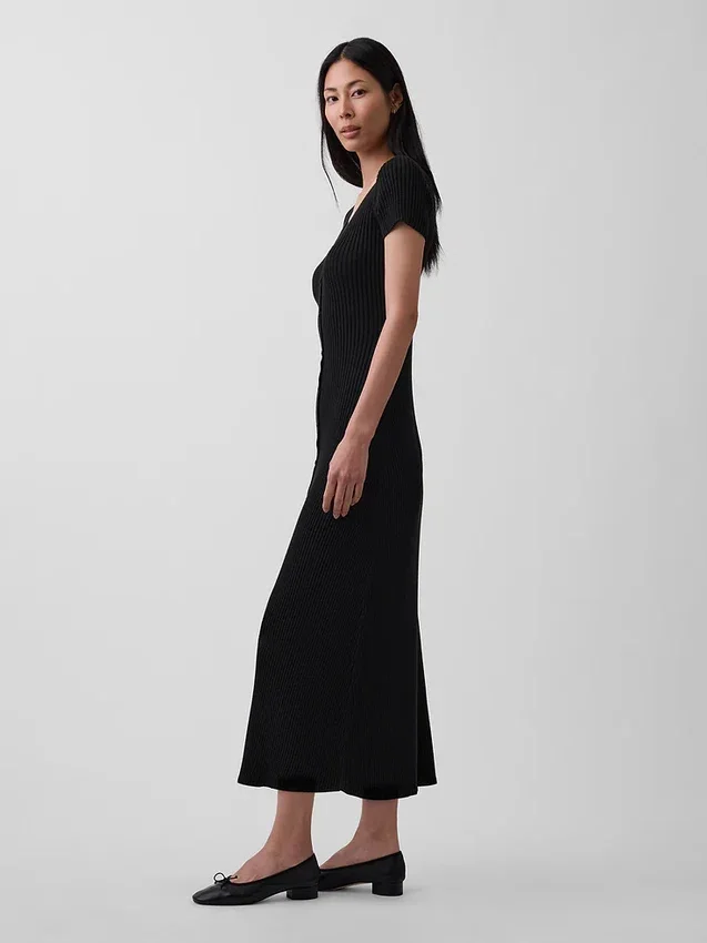 Robe-pull longue en maille côtelée à boutons sur le devant
