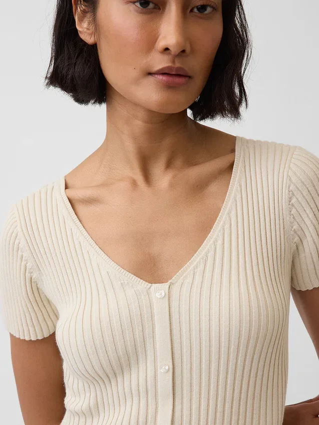 Robe-pull longue en maille côtelée à boutons sur le devant