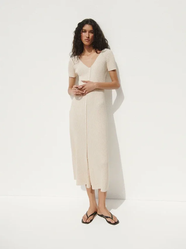Robe-pull longue en maille côtelée à boutons sur le devant