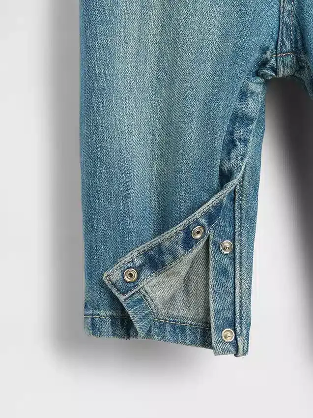 Salopette en denim pour bébé