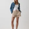 Short kaki à taille mi-haute