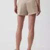 Short kaki à taille mi-haute