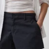 Short kaki à taille mi-haute