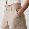 Short kaki à taille mi-haute