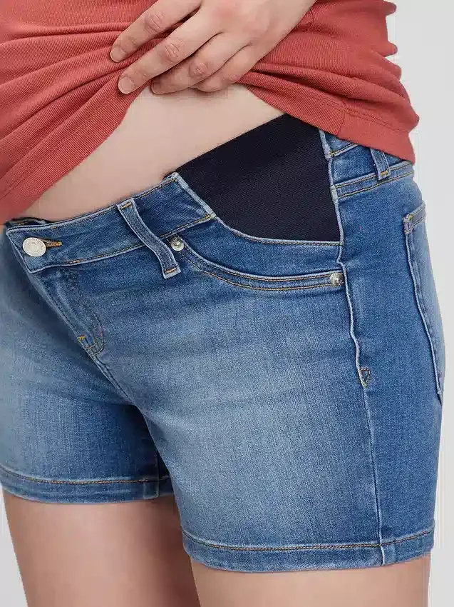 Shorts en denim de maternité avec empiècement de 4"