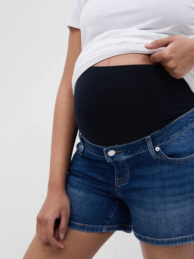 Shorts en denim de maternité à empiècement intégral de 4"