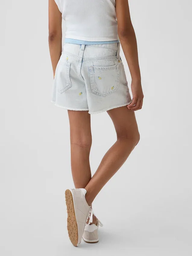 Shorts en denim « Stride » à taille basse pour enfants, brodés d’un citron