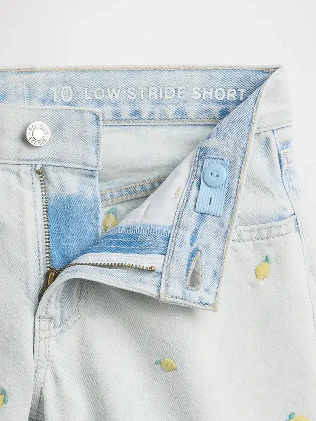 Shorts en denim « Stride » à taille basse pour enfants, brodés d’un citron
