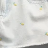 Shorts en denim « Stride » à taille basse pour enfants, brodés d’un citron