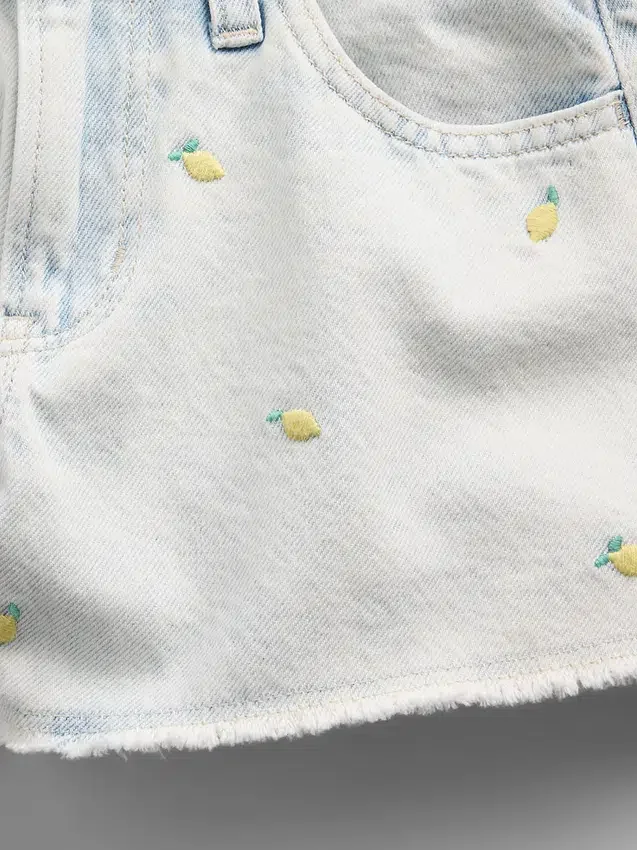 Shorts en denim « Stride » à taille basse pour enfants, brodés d’un citron