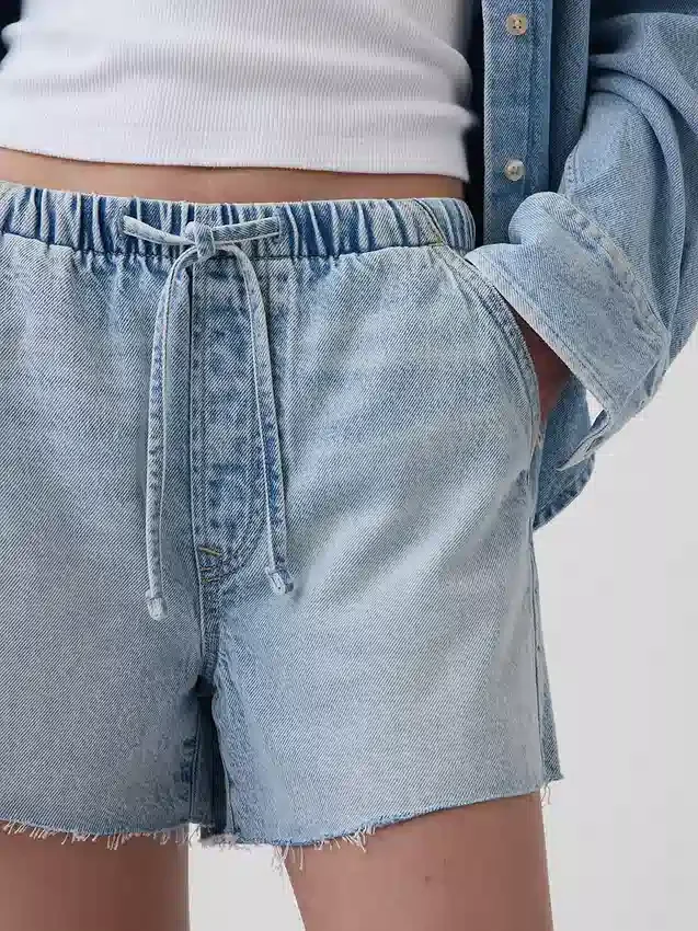 Shorts en denim ultra-doux à taille basse, 3,5”