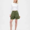 Shorts en sergé plissé à taille mi-haute (6")