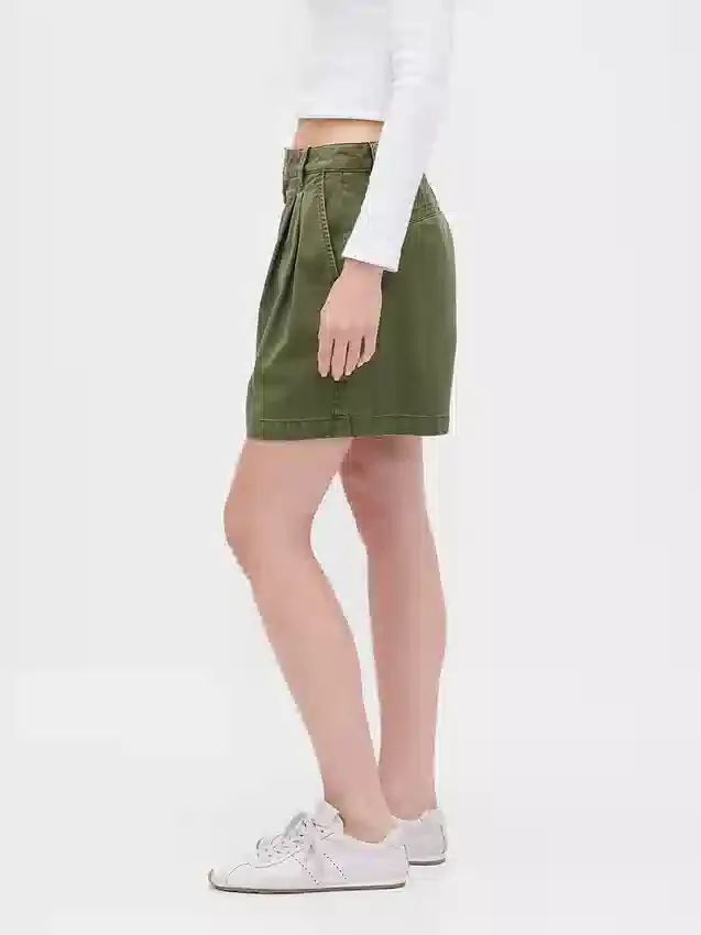 Shorts en sergé plissé à taille mi-haute (6")