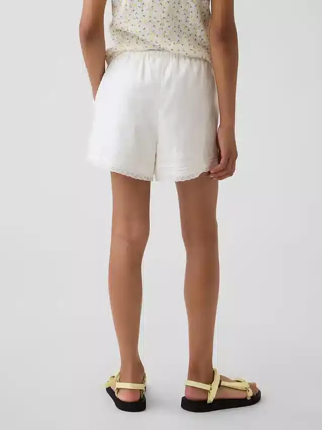 Shorts facile à enfiler pour enfant en lin et coton avec bordure en dentelle