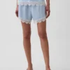 Shorts taille mi-haute de 4" en mélange de lin avec bordure en dentelle