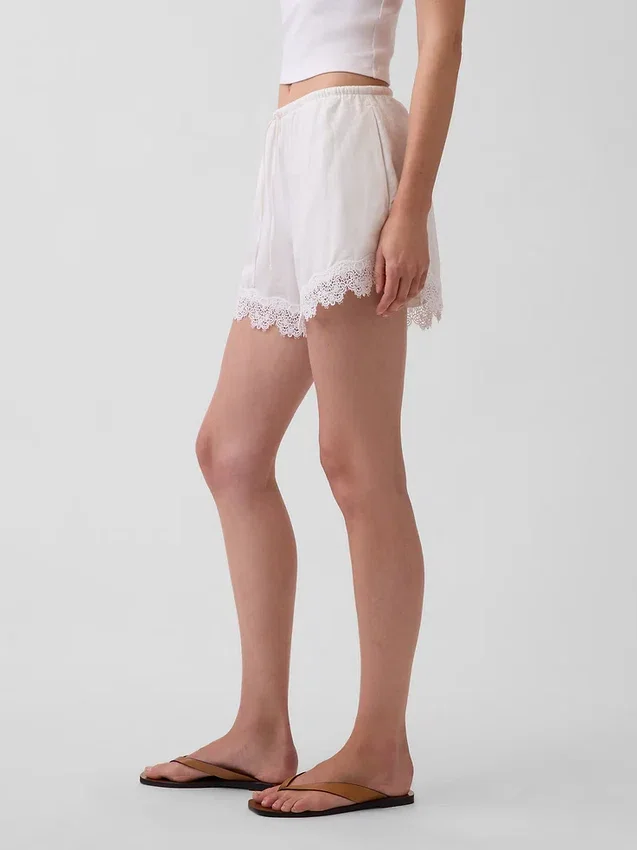 Shorts taille mi-haute de 4" en mélange de lin avec bordure en dentelle