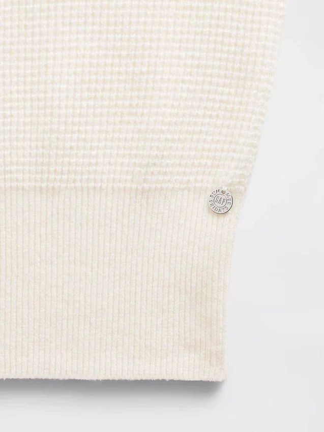 Sweat à capuche court GAP × Summer Fridays en tissu gaufré CashSoft