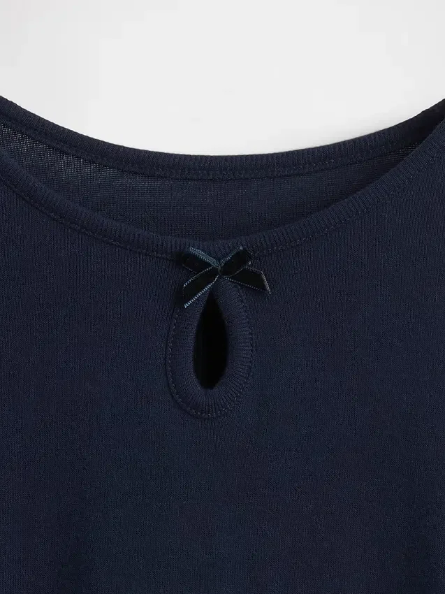 T-shirt ajusté pour enfant avec nœud et encolure en forme de trou de serrure