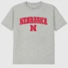 T-shirt avec logo « Arch Logo » de l’université du Nebraska (graphisme foncé)