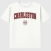 T-shirt avec motif secondaire représentant l’Arch Logo du College of Charleston