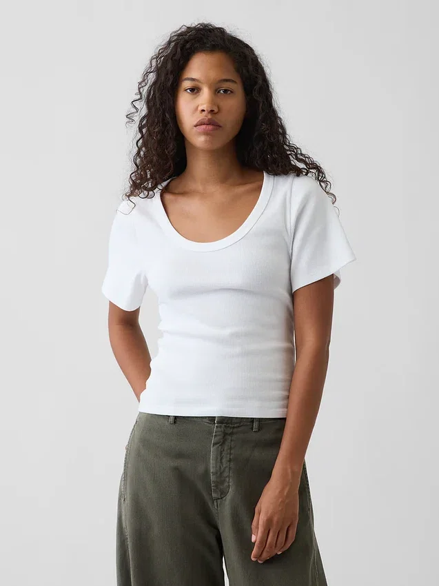 T-shirt à encolure dégagée et côtes