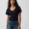 T-shirt à encolure dégagée et côtes