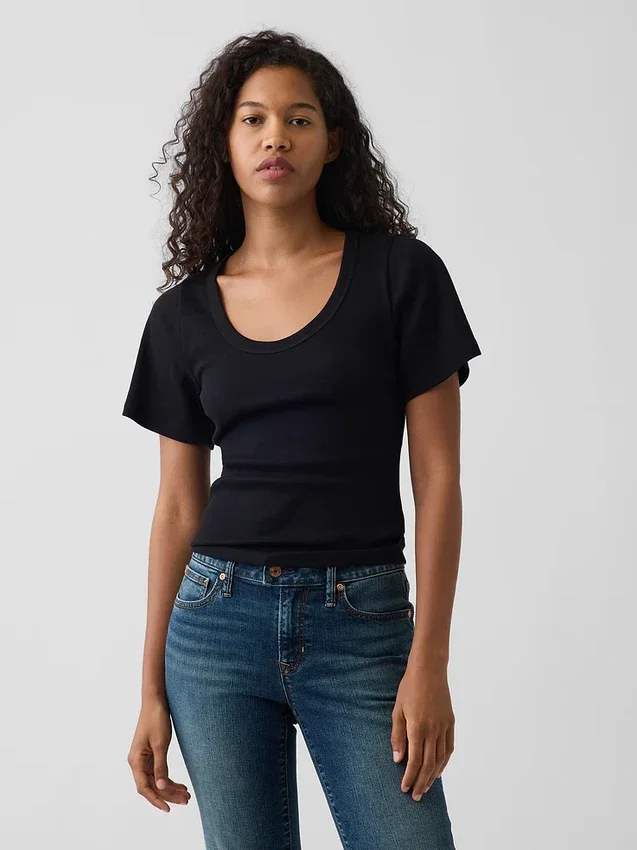 T-shirt à encolure dégagée et côtes
