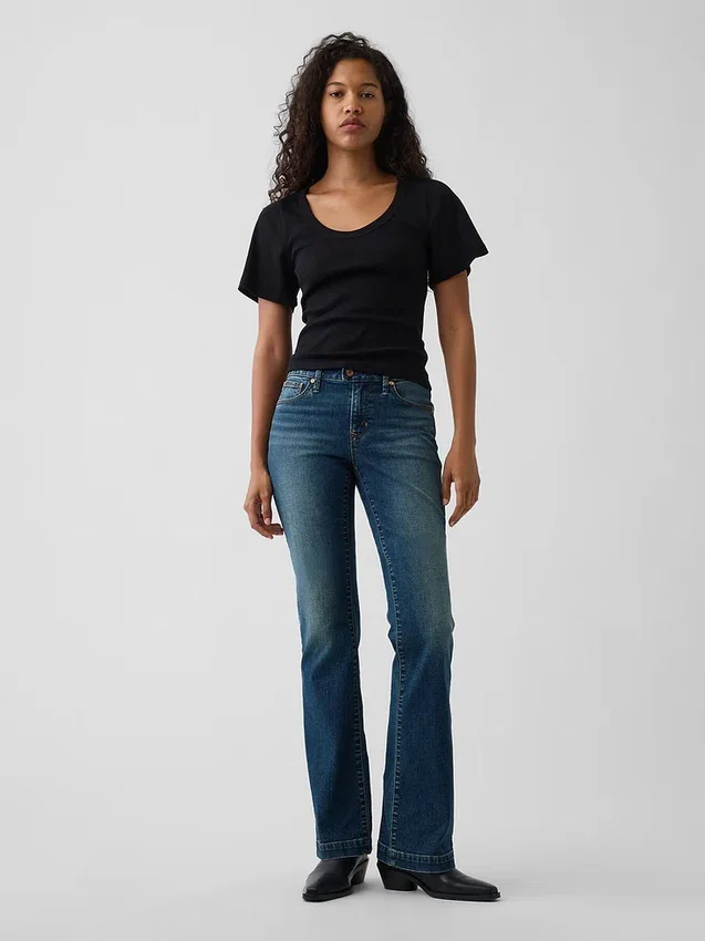 T-shirt à encolure dégagée et côtes