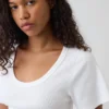 T-shirt à encolure dégagée et côtes