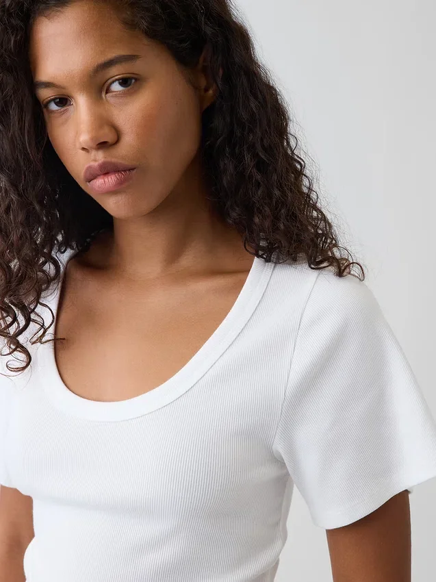 T-shirt à encolure dégagée et côtes