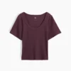 T-shirt à encolure dégagée et côtes