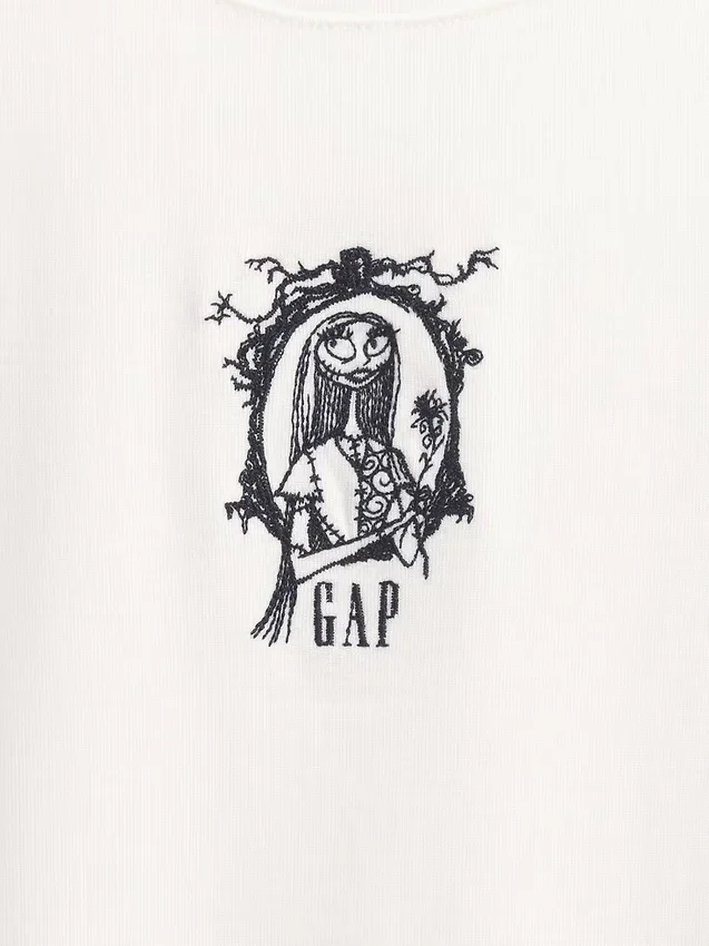 T-shirt moderne ajusté « L'Étrange Noël de Tim Burton » par GAP × Disney