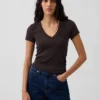 T-shirt moderne à col en V