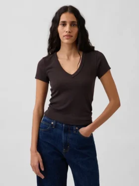 T-shirt moderne à col en V