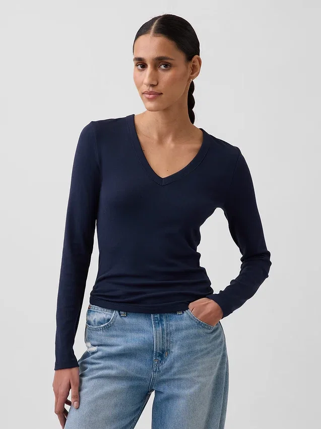 T-shirt moderne à col en V