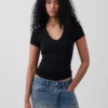 T-shirt moderne à col en V