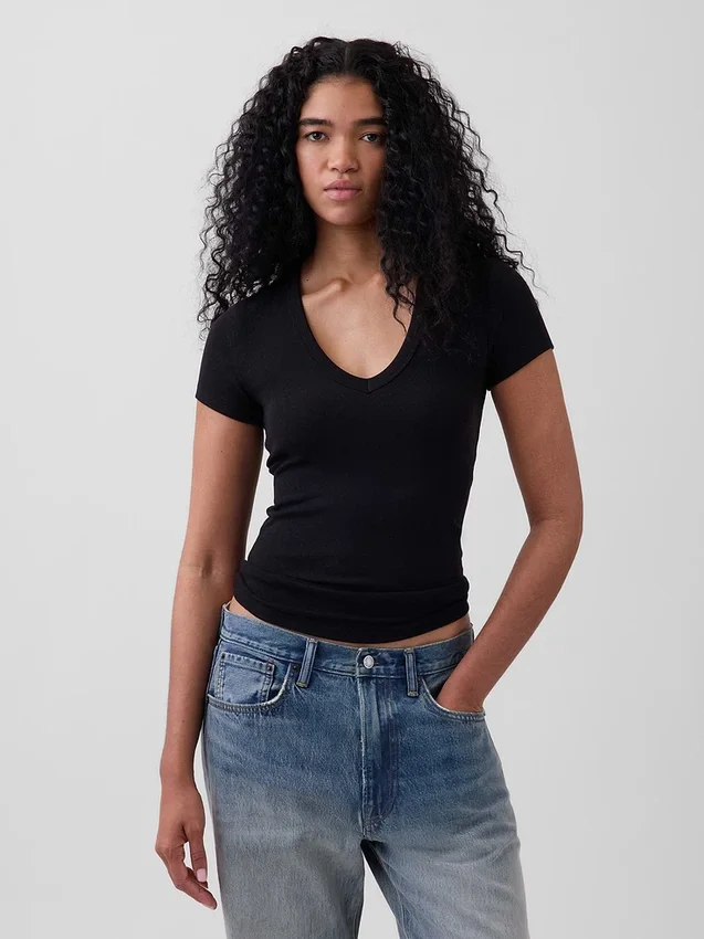 T-shirt moderne à col en V