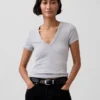 T-shirt moderne à col en V
