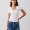 T-shirt moderne à col en V