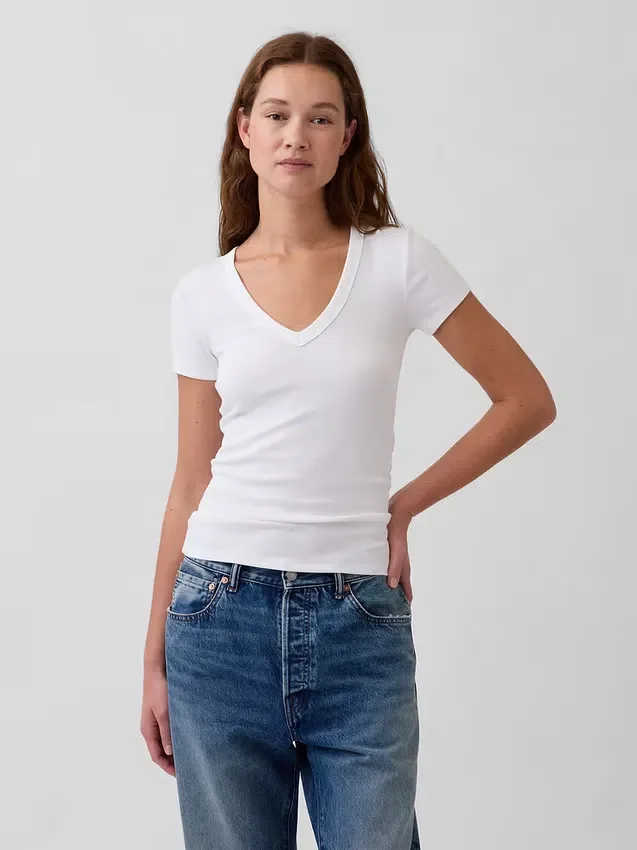 T-shirt moderne à col en V